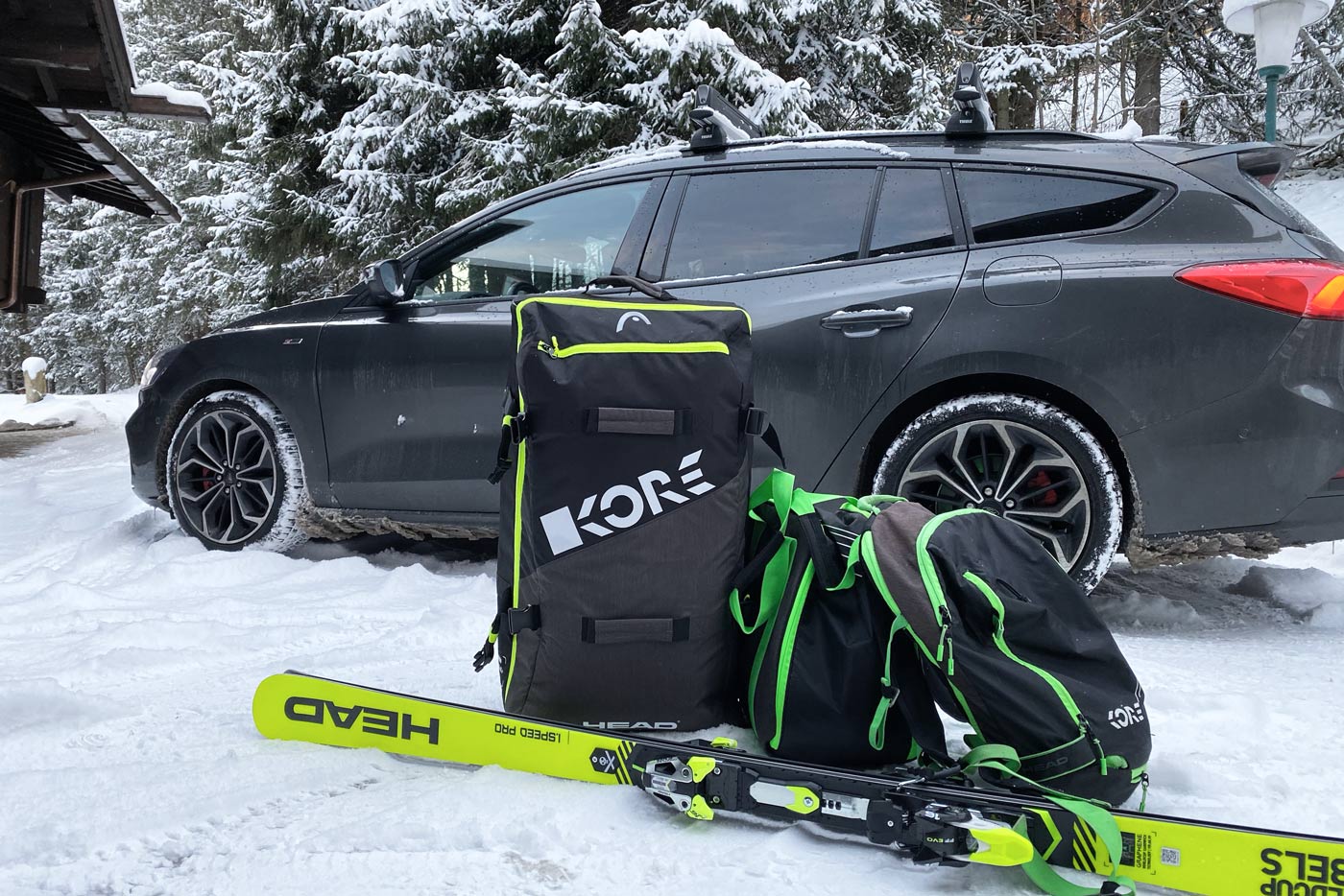 Auto in sneeuw met ski's koffer en rugzak