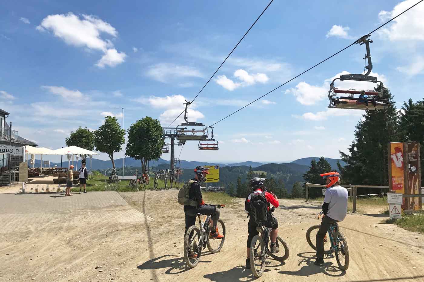 Mountainbikers en stoeltjeslift in Winterberg